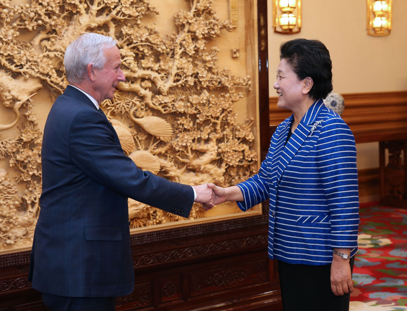 4月21日，中国国务院副总理刘延东在北京中南海会见美国杜克大学校长布罗德海德一行。新华社记者 庞兴雷 摄
