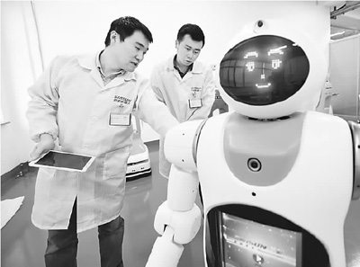 四月十二日，董状（左）在沈阳新松机器人公司与同事对成品机器人进行测试。