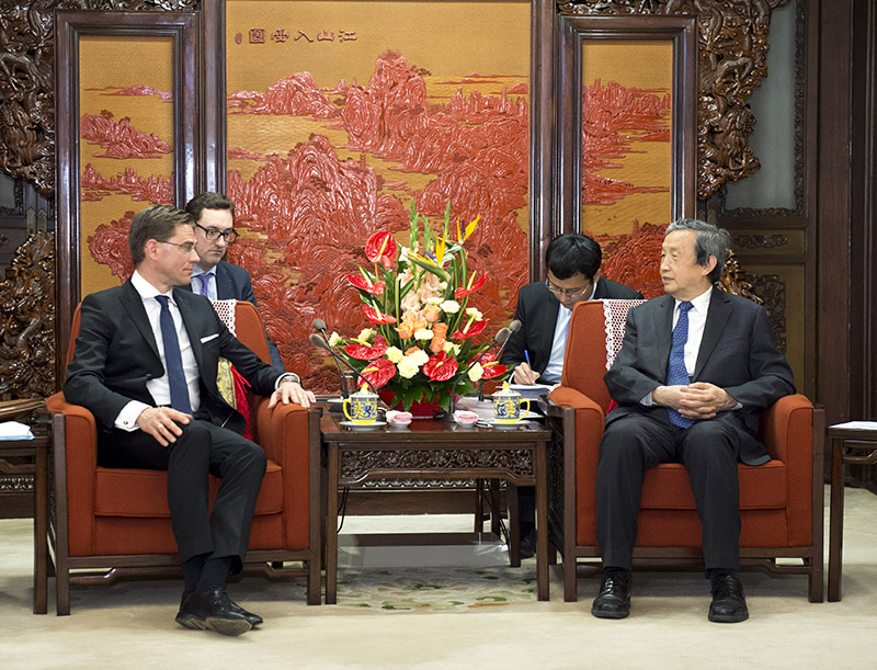 4月28日，国务院副总理马凯在北京中南海紫光阁会见欧盟委员会副主席卡泰宁。新华社记者 王晔 摄