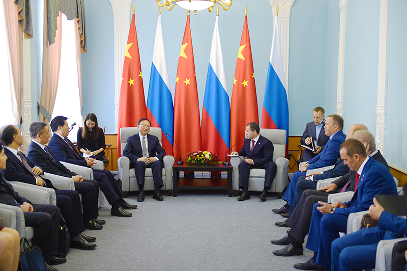 7月19日，中国国务委员杨洁篪在俄罗斯乌里扬诺夫斯克同俄罗斯总统驻伏尔加河沿岸联邦区全权代表巴比奇举行会晤。新华社记者 戴天放 摄