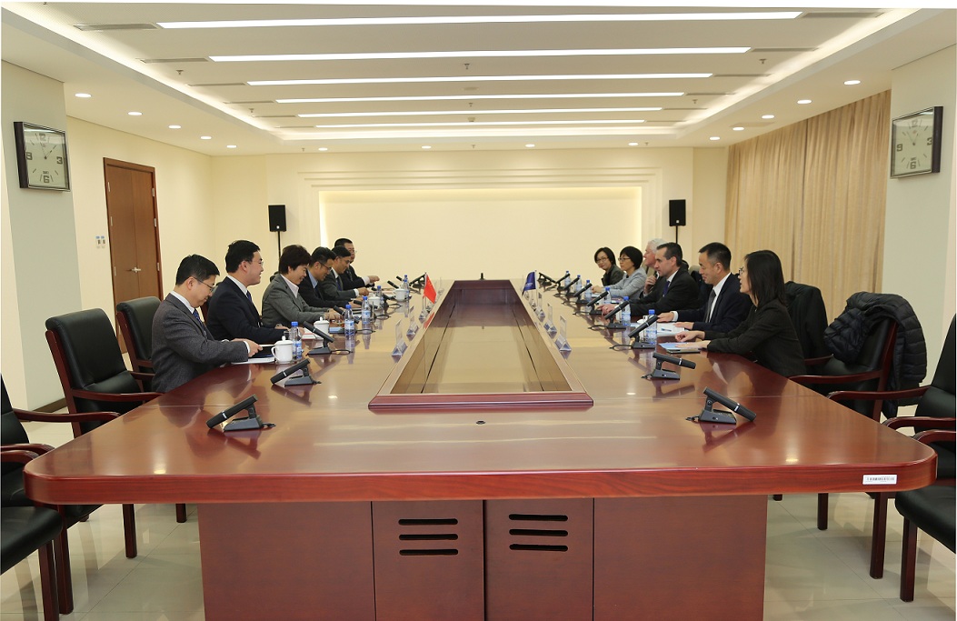 秦博勇会见世界银行副行长乔治·法米利亚尔