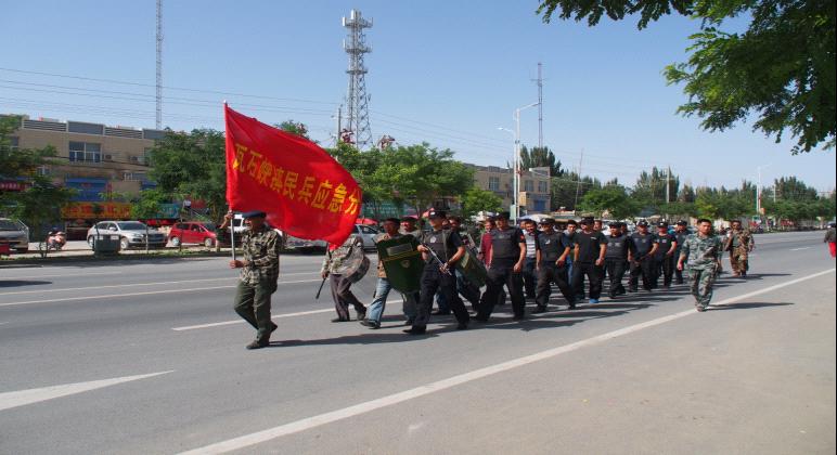 新疆若羌县审计局干部端午节期间自觉参与维护