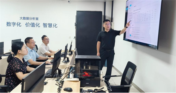 审计人员在大数据分析室研究数据特征