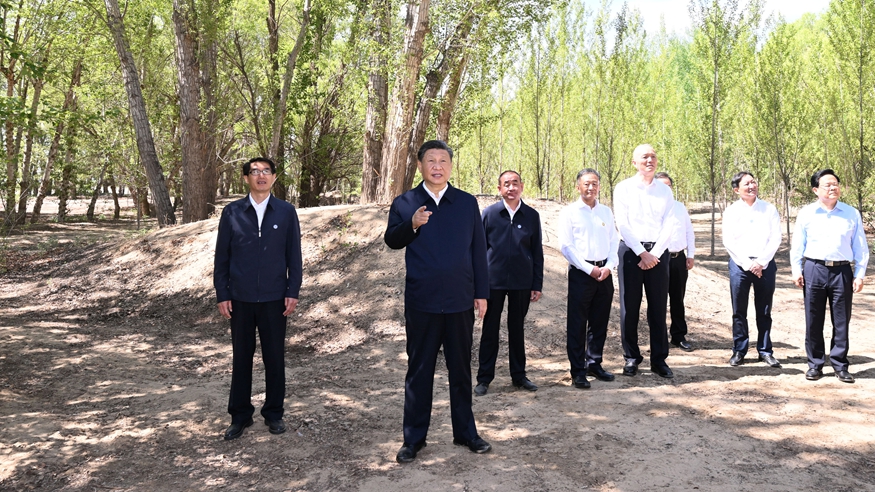 习近平在内蒙古巴彦淖尔考察并主持召开加强荒漠化综合防...