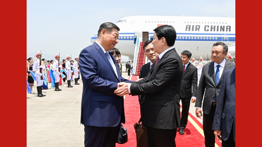 习近平抵达河内对越南进行国事访问