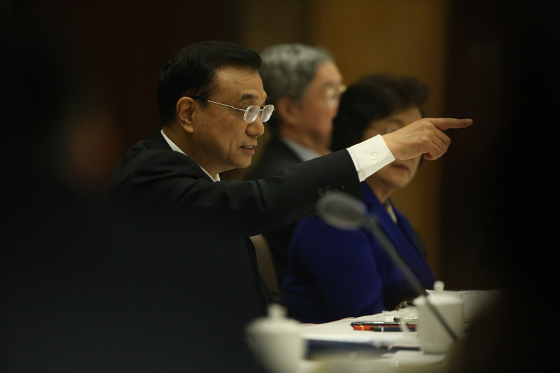 李克强3月4日看望出席全国政协十二届四次会议的经济、农业界委员并参加讨论。 李克强3月4日看望出席全国政协十二届四次会议的经济、农业界委员并参加讨论。