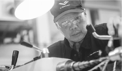 4月8日,施品芳在加工国产大型客机C919的气密试验接头。这一个零件他足足做了两个多小时。 背靠车床,一身工装。凝神专一,技近乎道。任何一个工业时代的故事中,都少不了工匠的身影。 4月8日,施品芳在加工国产大型客机C919的气密试验接头。这一个零件他足足做了两个多小时。 背靠车床,一身工装。凝神专一,技近乎道。任何一个工业时代的故事中,都少不了工匠的身影。
