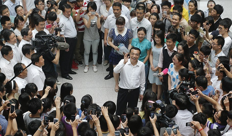 2013年6月8日，中国国务院总理李克强在河北师范大学了解大学生就业情况。
