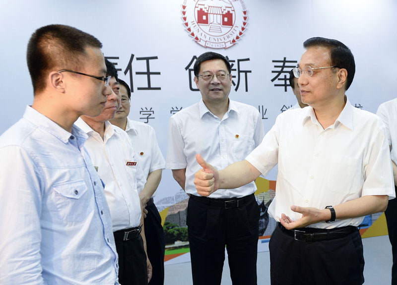 2014年7月3日,李克强参观湖南大学学生创业成果展,为大学生创业者“点赞”。 2014年7月3日,李克强参观湖南大学学生创业成果展,为大学生创业者“点赞”。