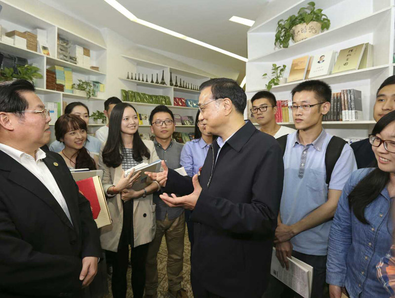 2015年4月,李克强到访厦门大学,专程来到该校的“厦大时光”书店,与正在此购书阅书的同学们互动交流,分享读书心得。 2015年4月,李克强到访厦门大学,专程来到该校的“厦大时光”书店,与正在此购书阅书的同学们互动交流,分享读书心得。