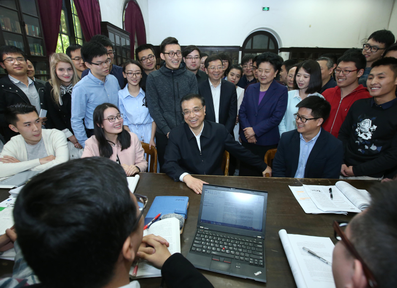 李克强15日来到清华大学图书馆,与正在自习的学生围坐交流,妙解清华校训“自强不息、厚德载物”。 李克强15日来到清华大学图书馆,与正在自习的学生围坐交流,妙解清华校训“自强不息、厚德载物”。