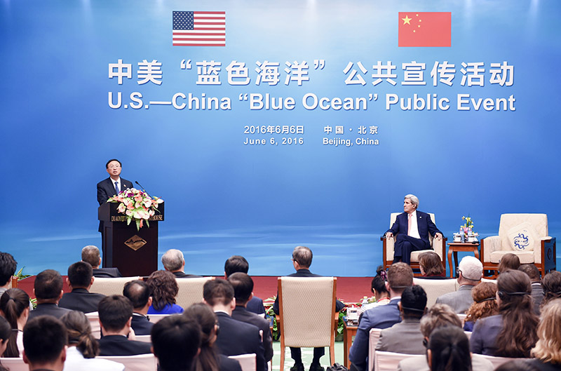 6月6日,出席第八轮中美战略与经济对话的中国国家主席习近平特别代表国务委员杨洁篪与美国总统奥巴马特别代表国务卿克里在北京钓鱼台国宾馆共同出席中美“蓝色海洋”公共宣传活动。新华社记者 张领 摄 6月6日,出席第八轮中美战略与经济对话的中国国家主席习近平特别代表国务委员杨洁篪与美国总统奥巴马特别代表国务卿克里在北京钓鱼台国宾馆共同出席中美“蓝色海洋”公共宣传活动。新华社记者 张领 摄