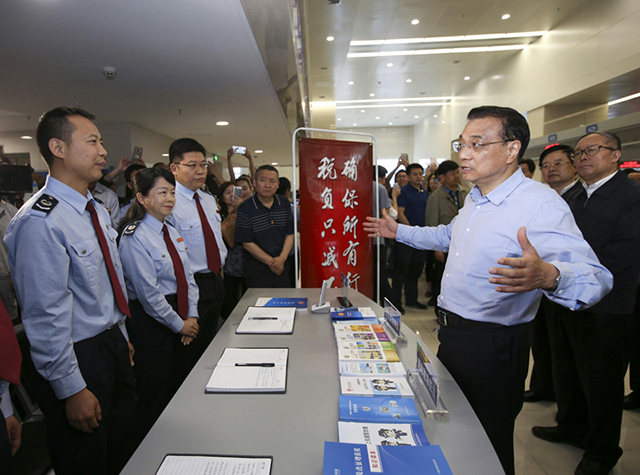 2016年5月23日,李克强总理考察湖北十堰市民服务中心,细询营改增实施效果,并再次重申“所有行业税负只减不增”。 2016年5月23日,李克强总理考察湖北十堰市民服务中心,细询营改增实施效果,并再次重申“所有行业税负只减不增”。