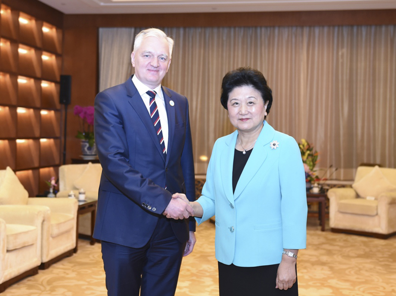 10月11日，国务院副总理刘延东在北京会见波兰副总理兼科学和高等教育部长雅罗斯瓦夫·戈文。
