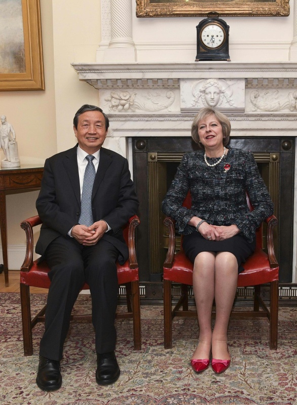 11月9日,出席第八次中英经济财金对话的国务院副总理马凯(左)在英国伦敦会见英国首相特雷莎·梅。新华社记者 韩岩 摄