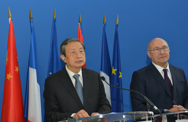 11月14日，在法国首都巴黎，出席第四次中法高级别经济财金对话的国务院副总理马凯与法国经济财政部长萨潘共同出席记者招待会。