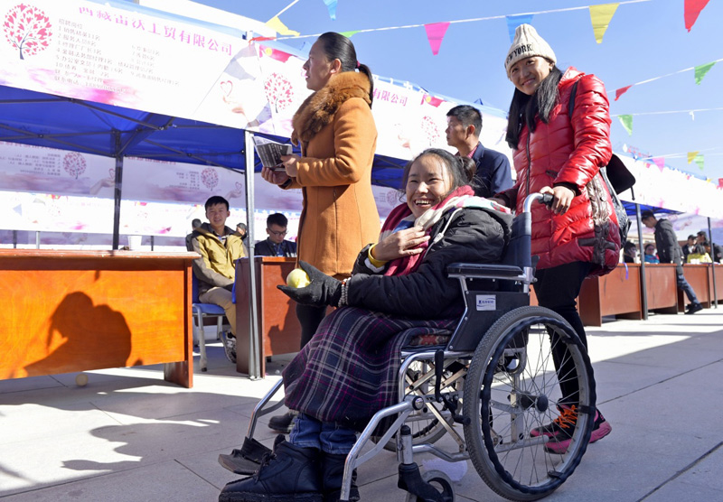11月20日，来自山南市贡嘎县的残疾人士米玛琼宗（前）参加招聘会。